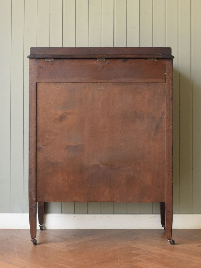 アンティークチェストの後ろ姿