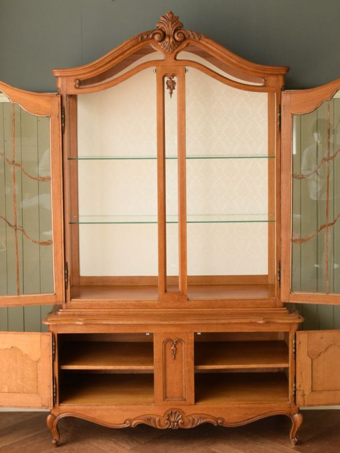 アンティークのキャビネットの扉の中