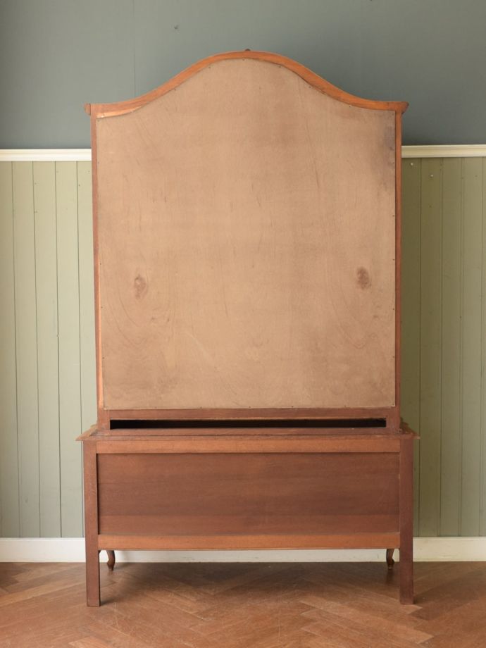 キャビネットの後ろ姿