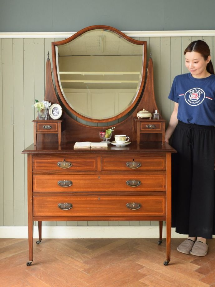英国アンティークのドレッサー