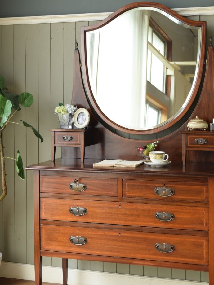 ドレッサーの美しい杢目