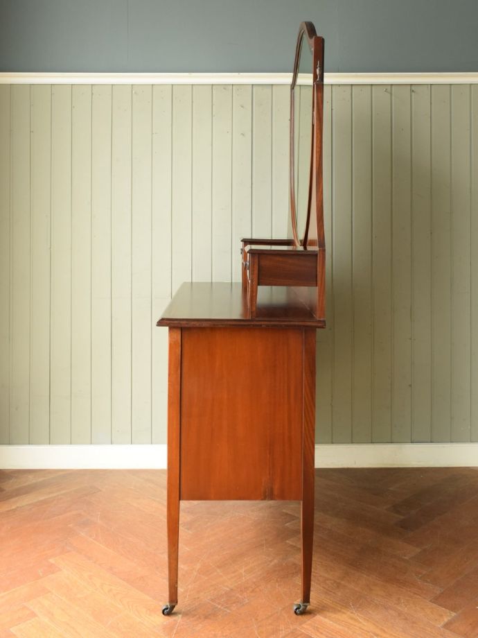 ドレッサーの側面