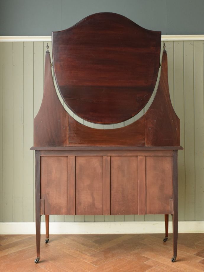 ドレッサーの後ろ姿