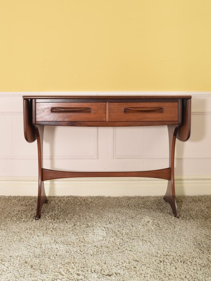 伸長式のおしゃれなデスク、G-plan社のビンテージライティングデスク