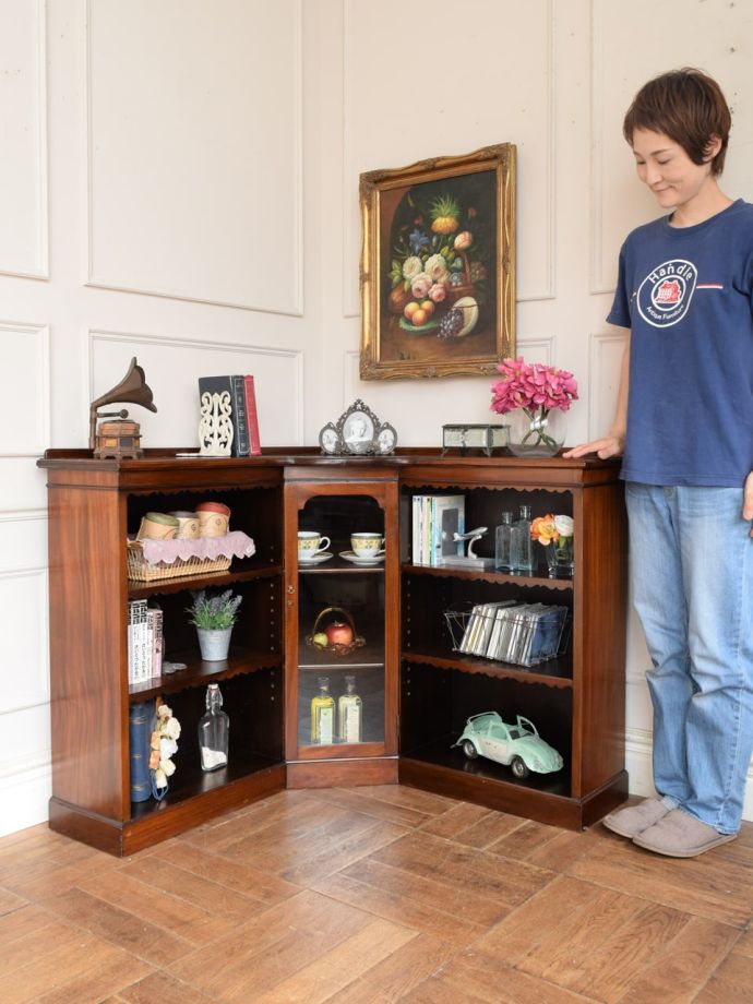 アンティークのコーナーキャビネット