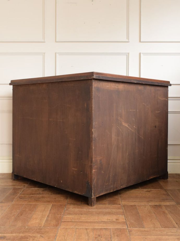 オープンシェルフの後ろ姿