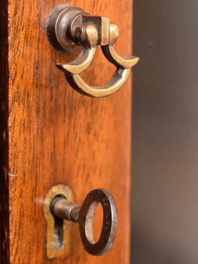 アンティーク家具のカギ