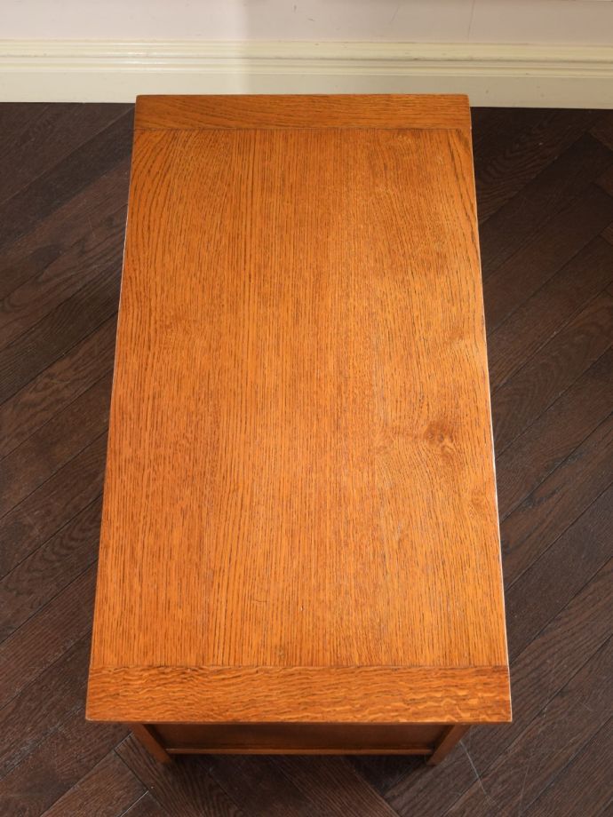 アンティークのブランケットボックスの天板