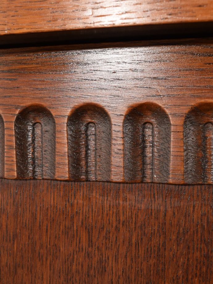 英国アンティーク家具らしい装飾