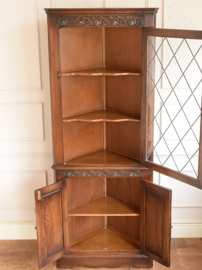 コーナーキャビネットの扉の中