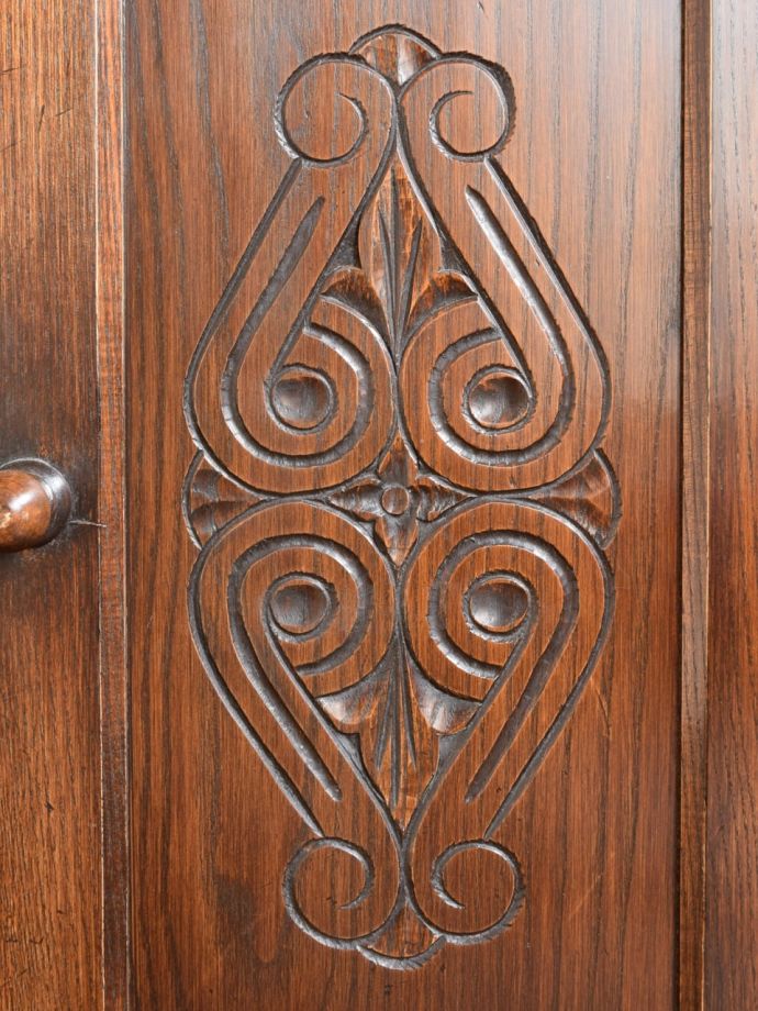 英国アンティーク家具らしい彫