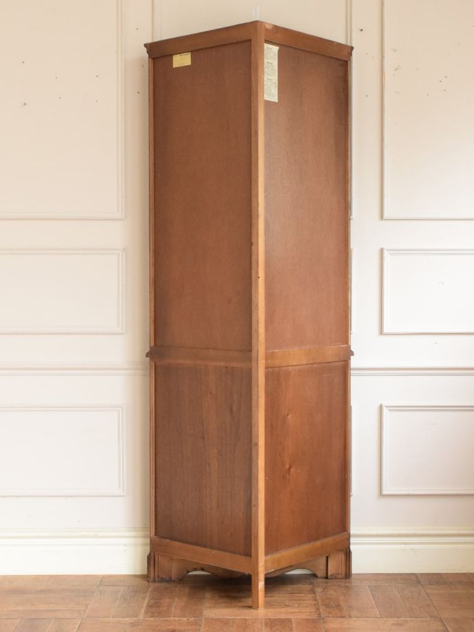 キャビネットの後ろ姿