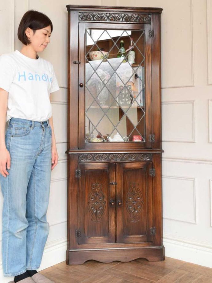 英国アンティークのガラスキャビネット