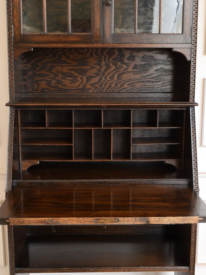 アンティークビューローの中