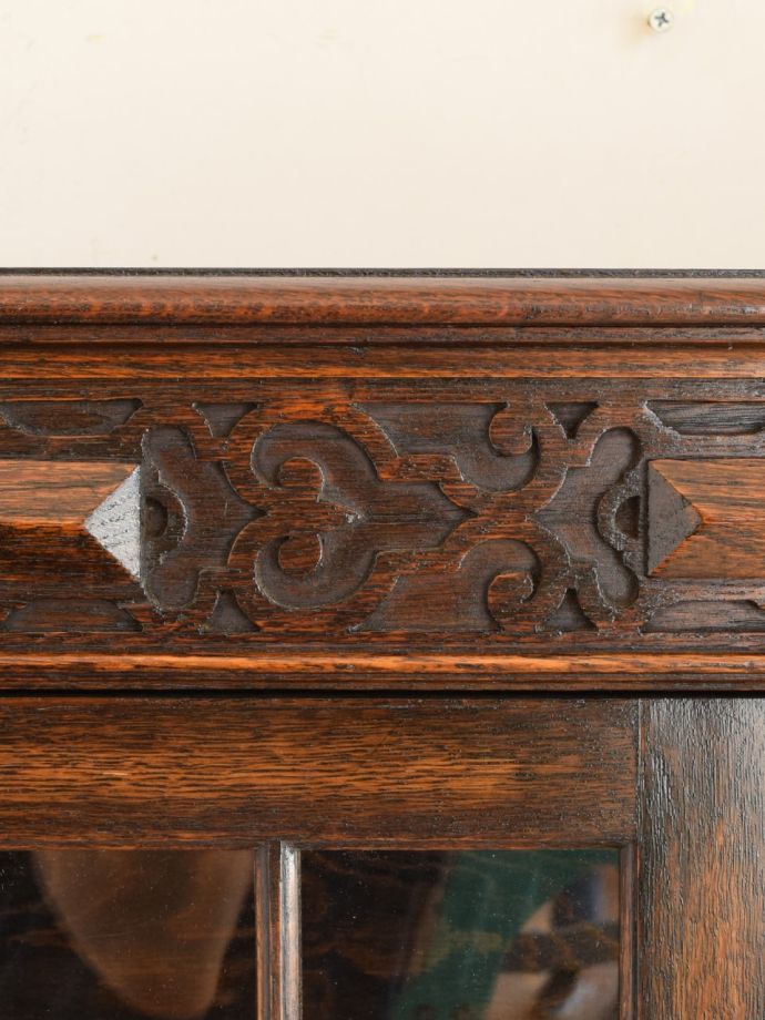 英国アンティーク家具らしい彫