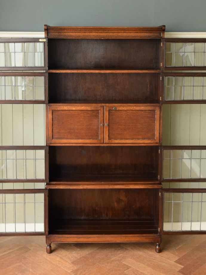 アンティーク本棚の扉の中