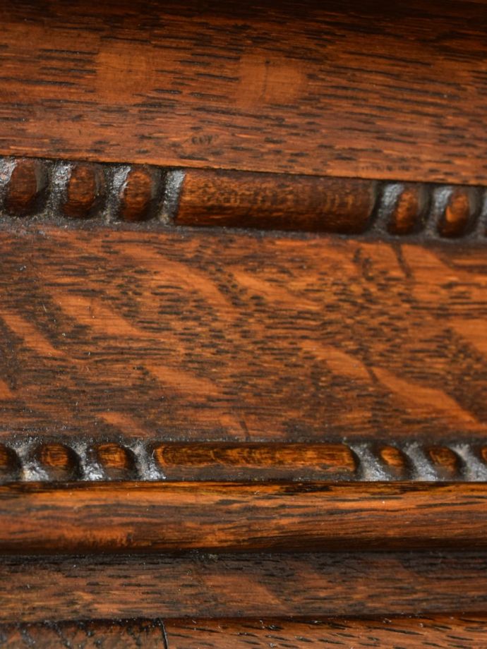 英国アンティーク家具らしい装飾