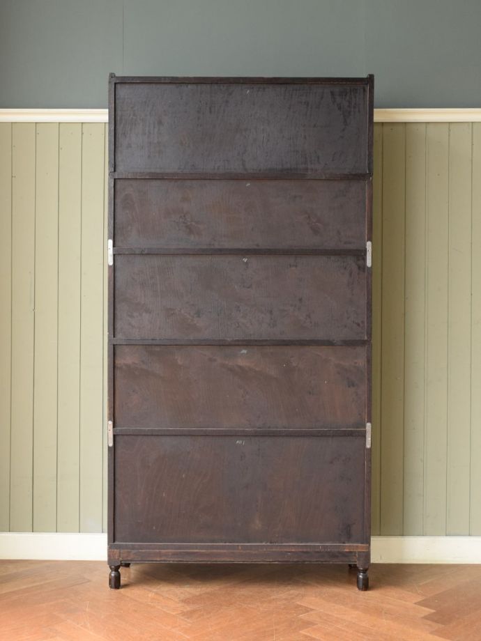 キャビネットの後ろ姿