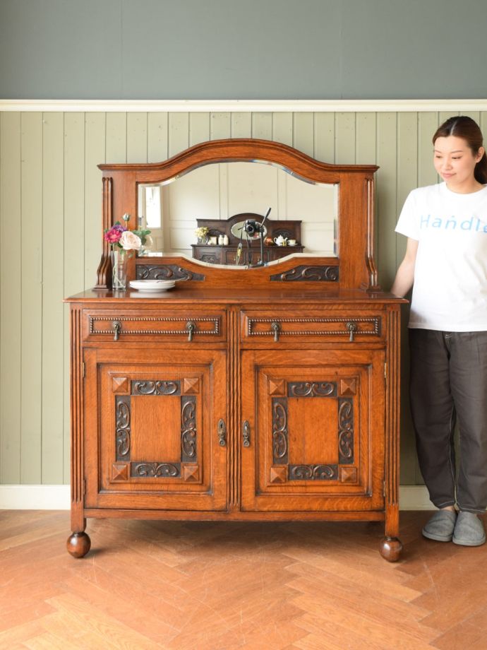 英国アンティークのサイドボード