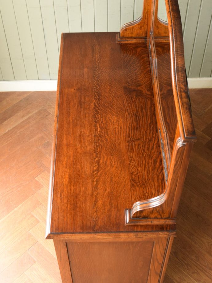 アンティークのサイドボードの天板