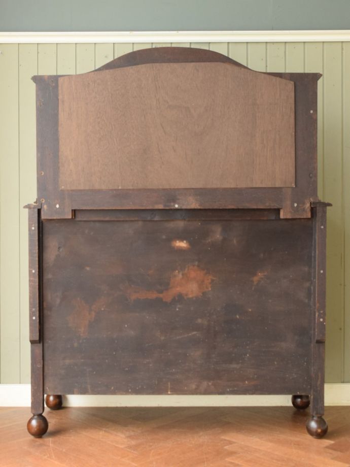 キャビネットの後ろ姿