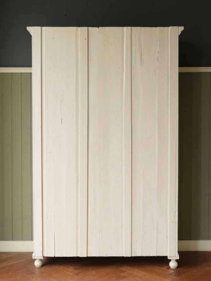 キャビネットの後ろ姿