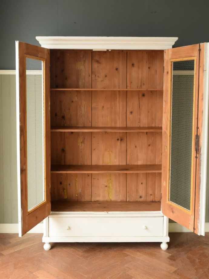 アンティークキャビネットの扉の中