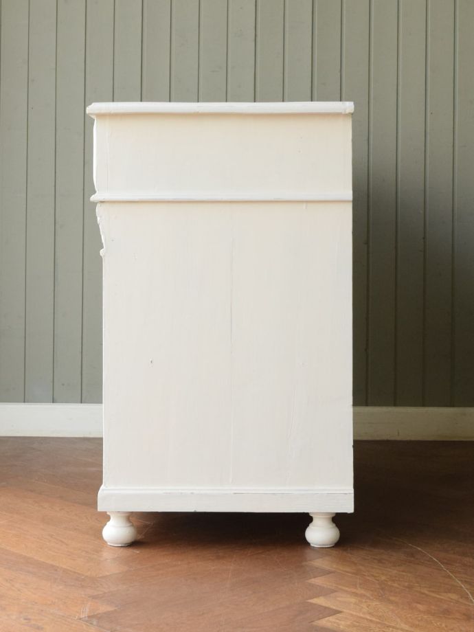 アンティーク家具の横