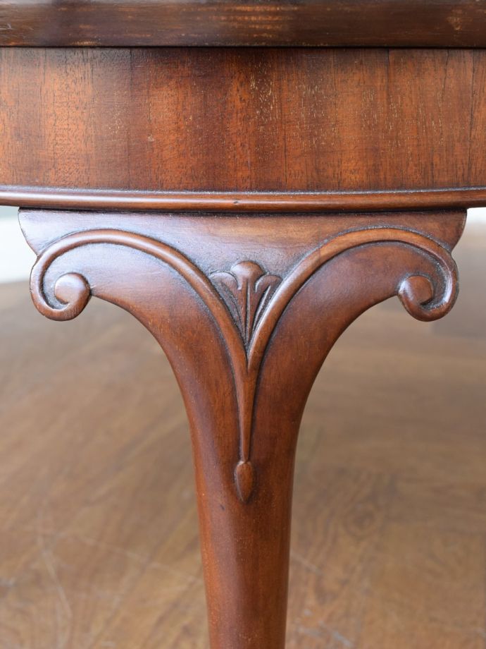 英国アンティーク家具らしい装飾