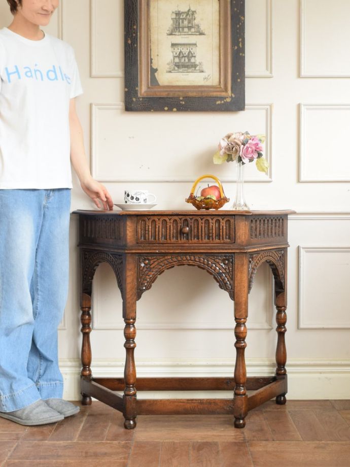 英国アンティークのコンソールテーブル