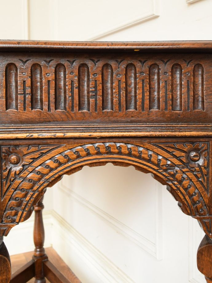 英国アンティーク家具らしい彫