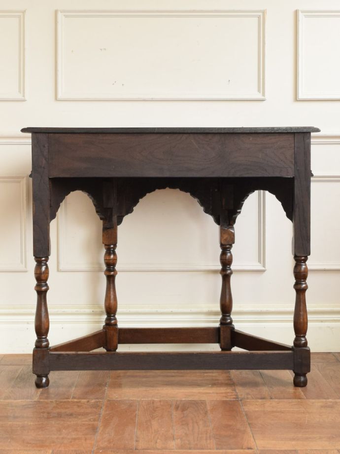 コンソールテーブルの後ろ姿