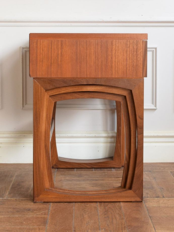 ビンテージコーヒーテーブルの側面