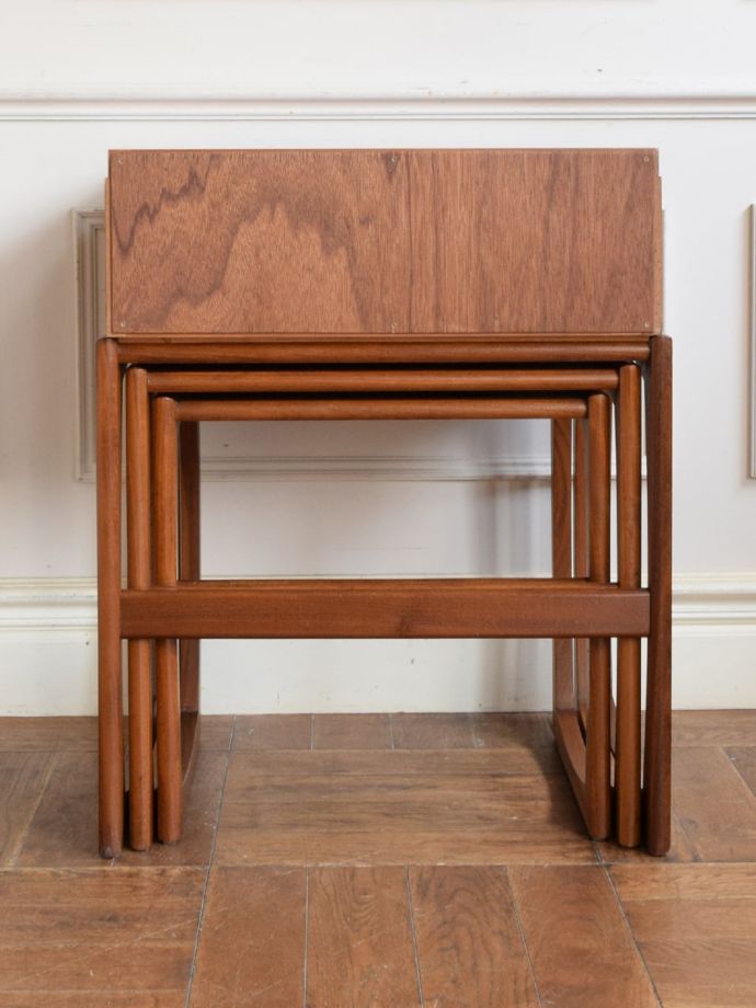 コーヒーテーブルの側面