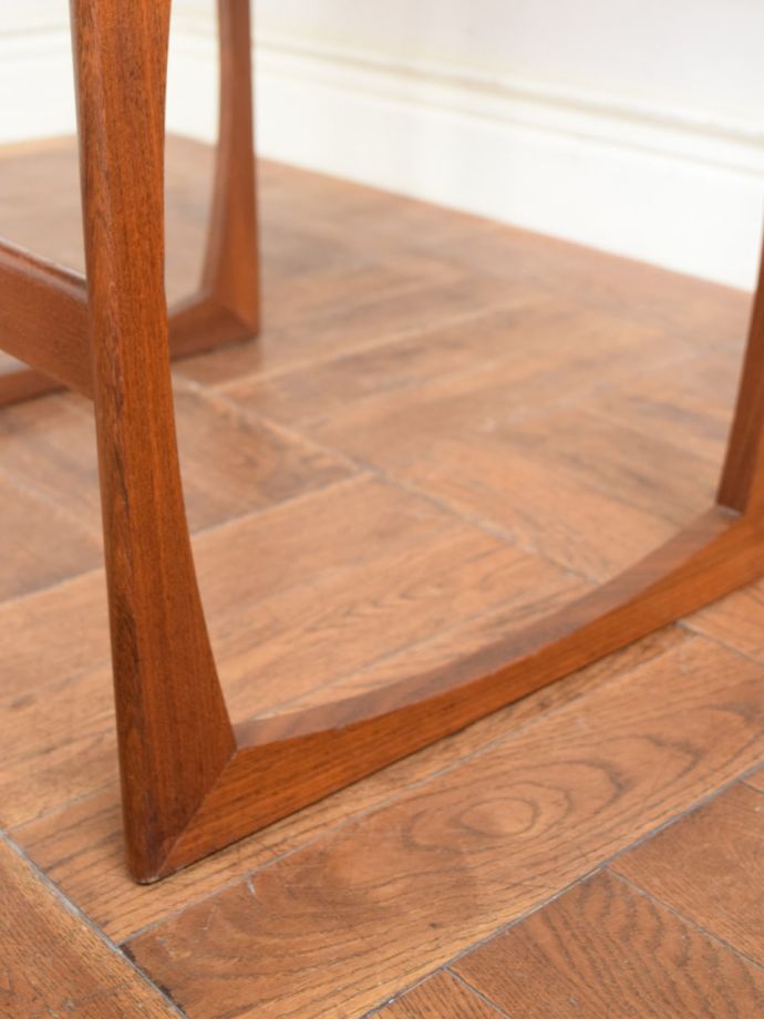 ビンテージテーブルの脚