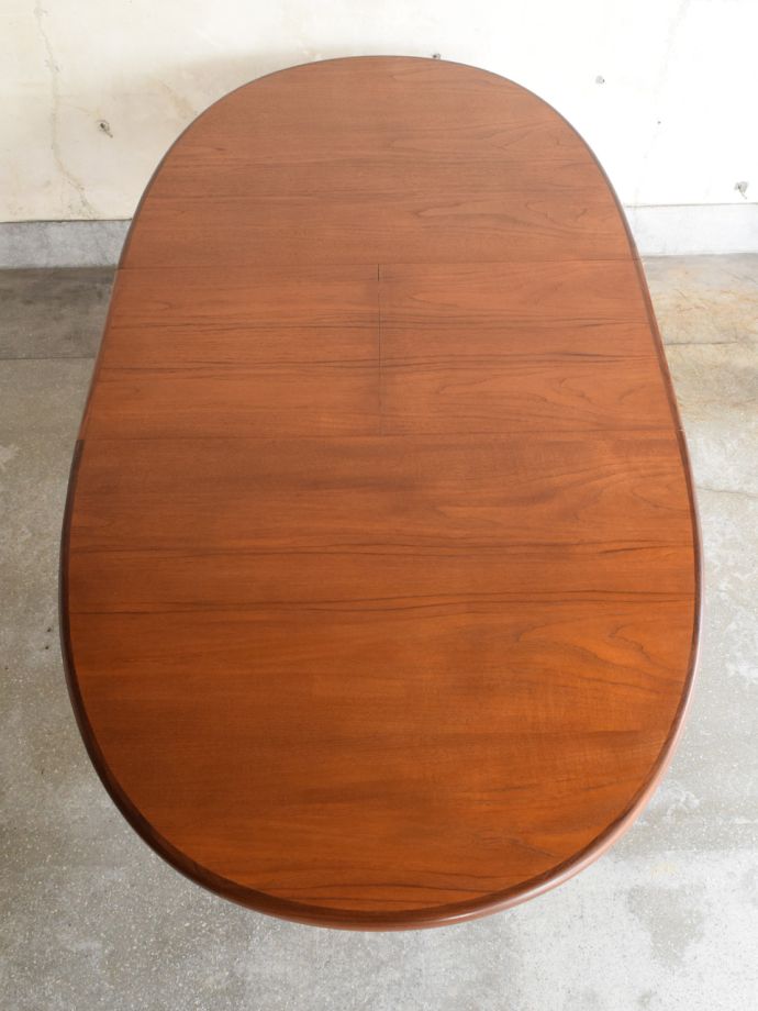 天板を広げた伸長式テーブル