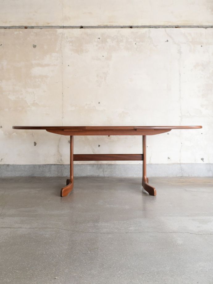 広げた伸長式テーブル