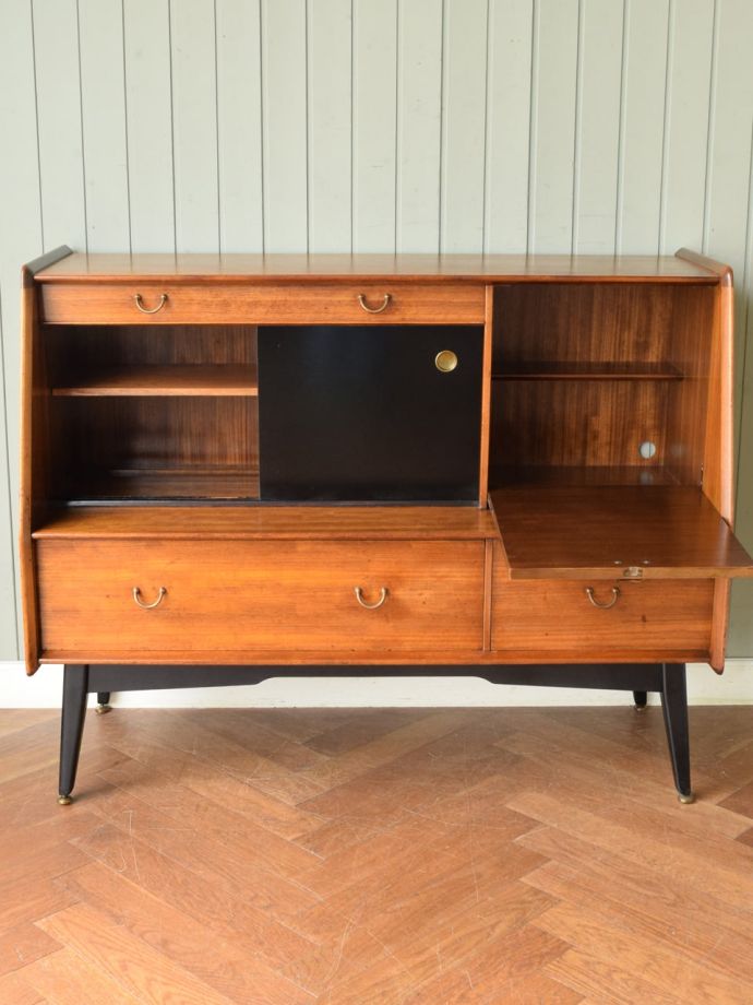 G-PLANサイドボードの扉の中