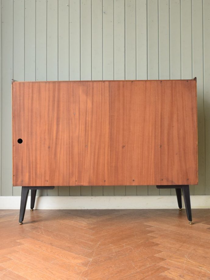 G-PLANのサイドボードの後ろ姿