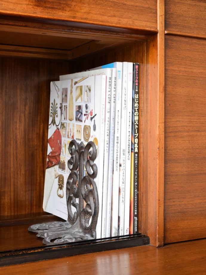 サイドボードの扉を開けると