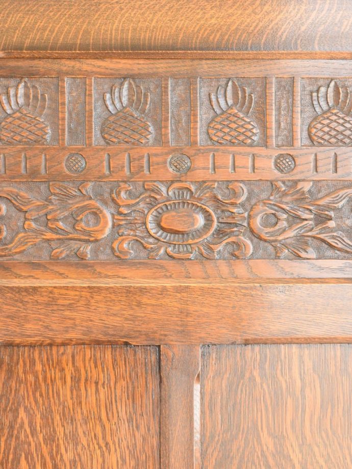 英国アンティーク家具らしい装飾