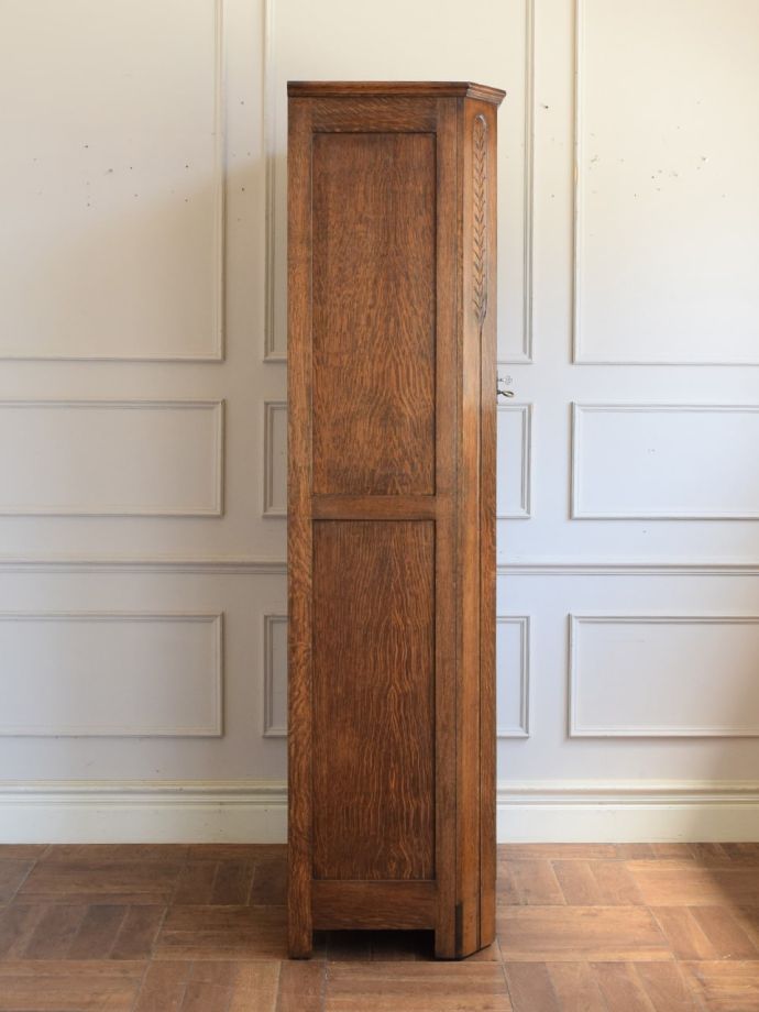 ワードローブの側面