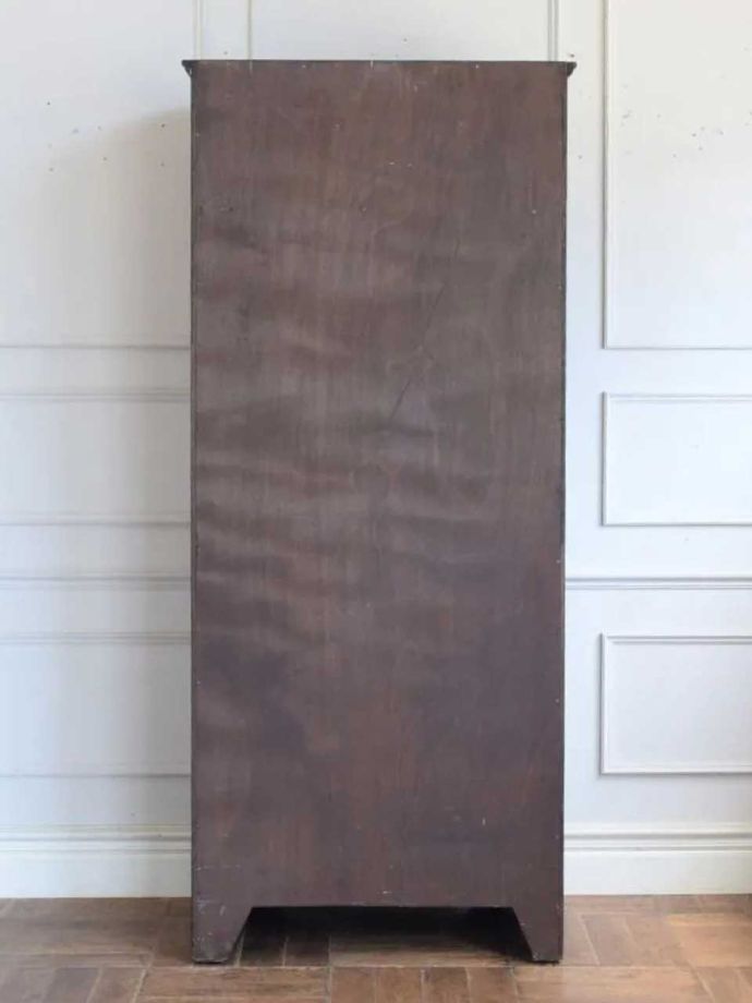 ワードローブの後ろ姿