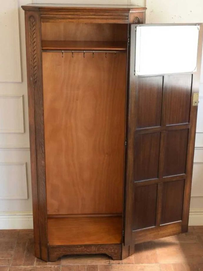 ワードローブの扉の中