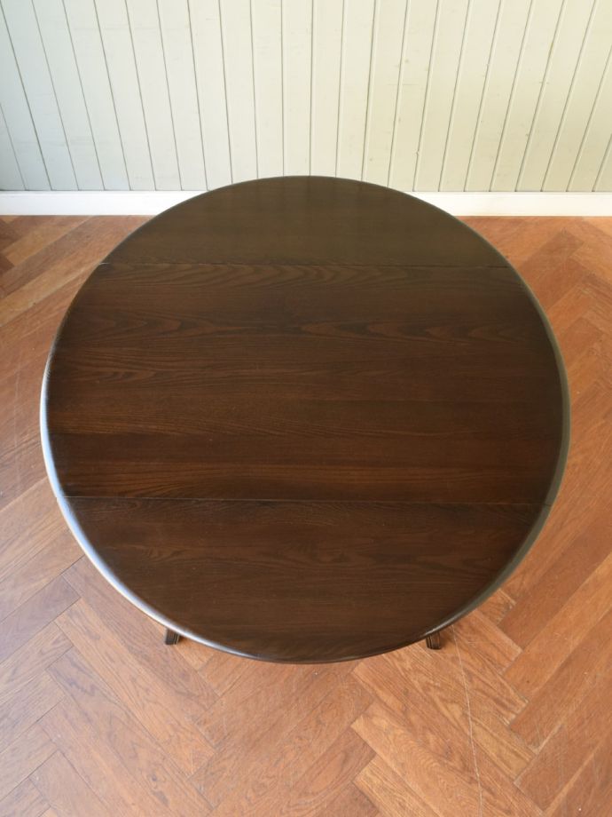 天板を広げた伸長式テーブル