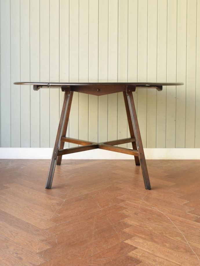 伸長式のダイニングテーブル