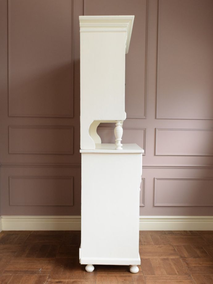 キャビネットの横顔