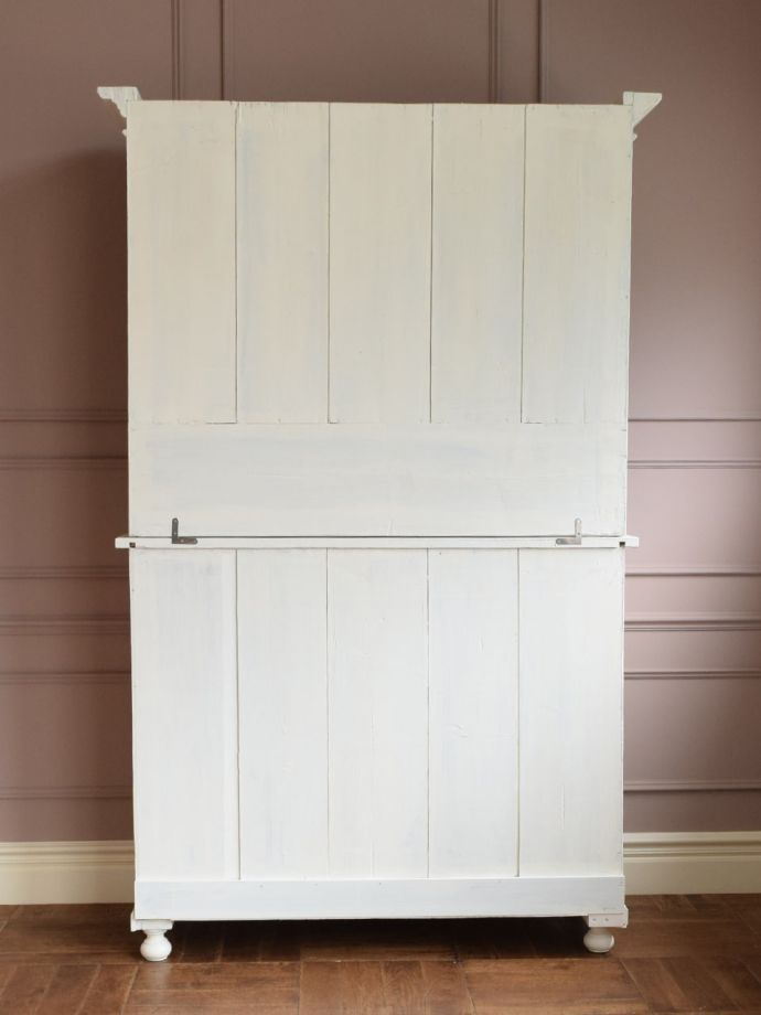 キャビネットの後ろ姿