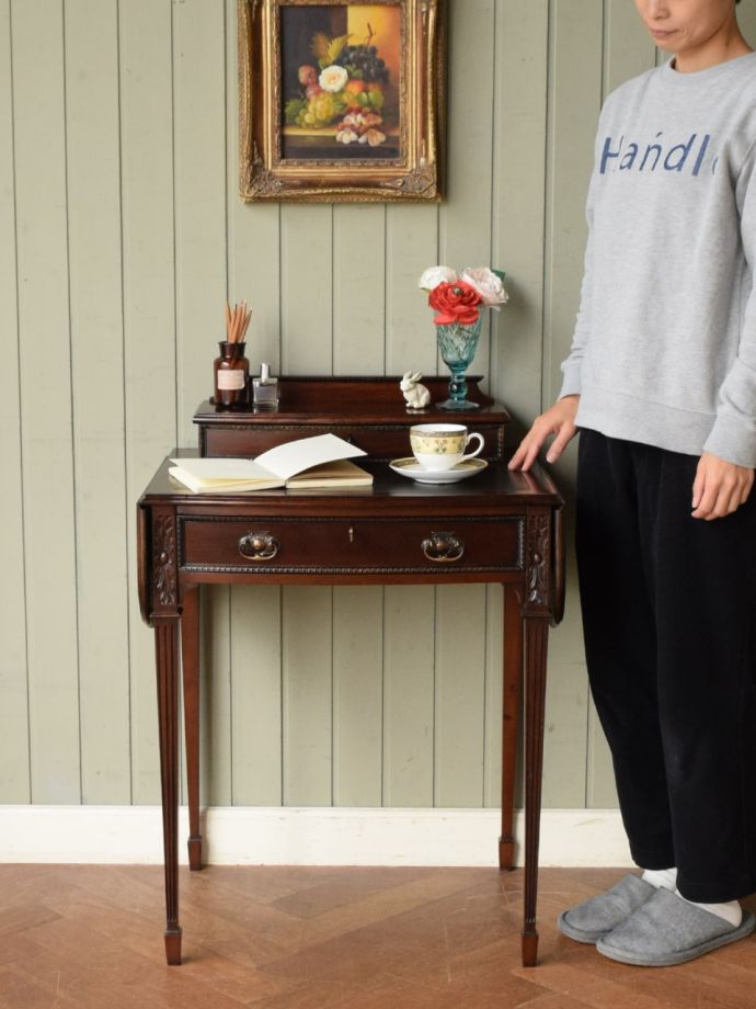 英国アンティークのデスク