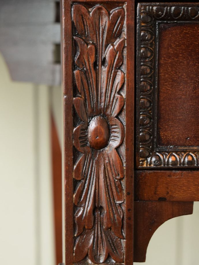 英国アンティーク家具らしい彫